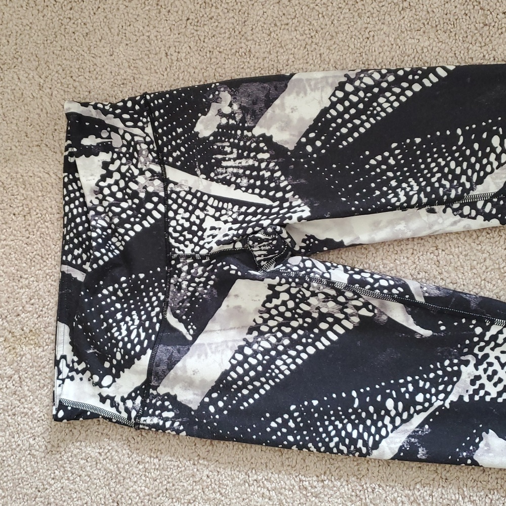 Lululemon Black and White Women's Leggings - Picture 2 of 5